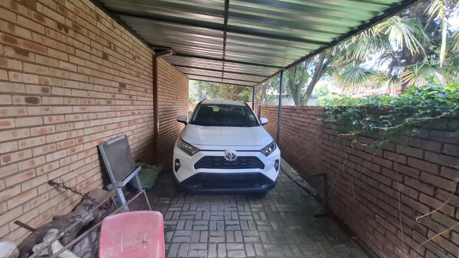 6 Bedroom Property for Sale in Mooivallei Park North West